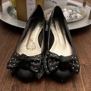 Constance flats. Barely worn, but right foot is peeling of on the bow.